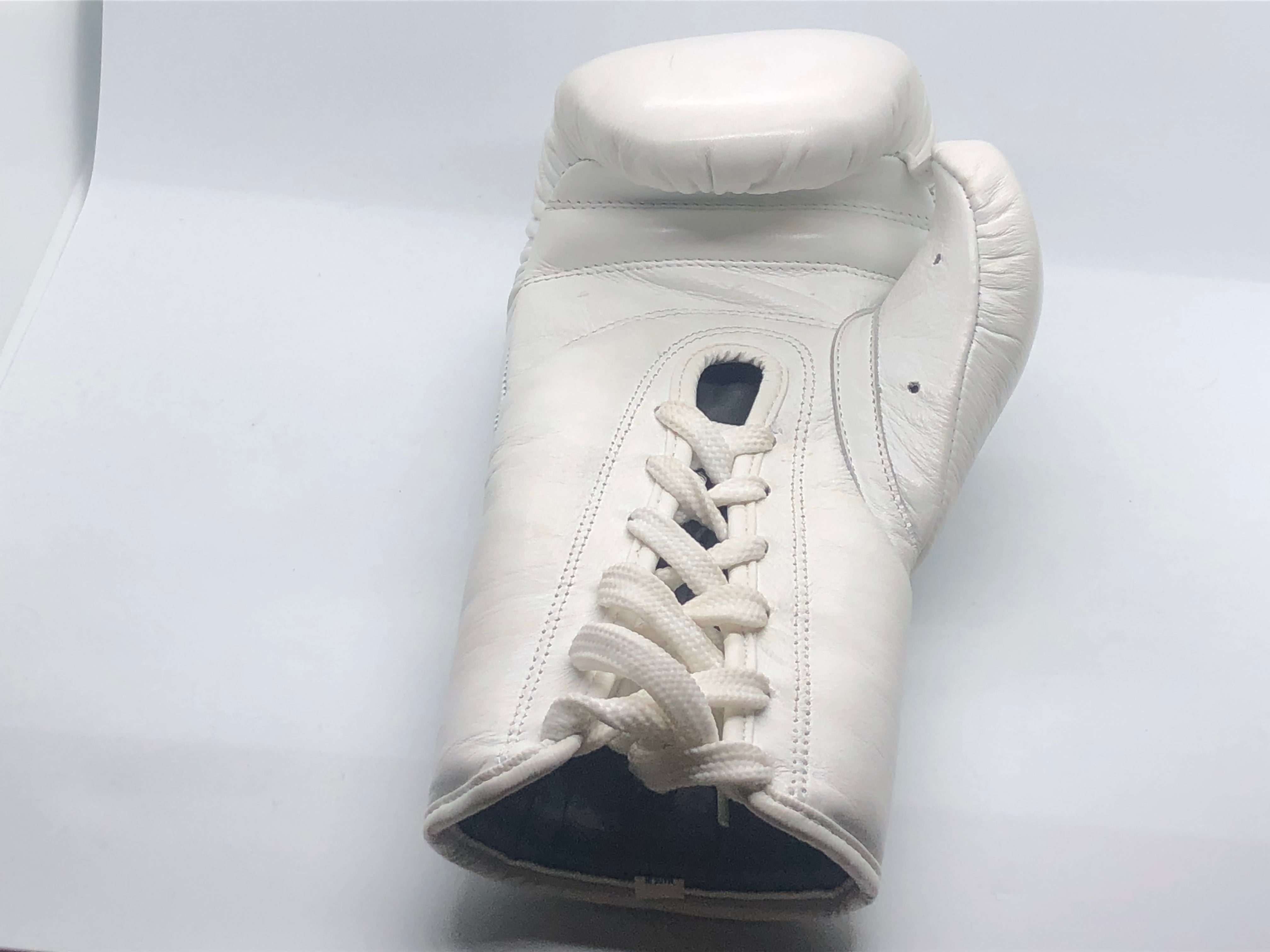 WHITE KING OF SPARRING PROFESSIONAL COMPETITION BOXING GLOVES